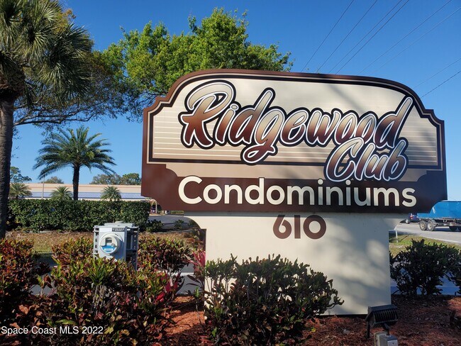 Foto del edificio - 739 Ridge Club Dr