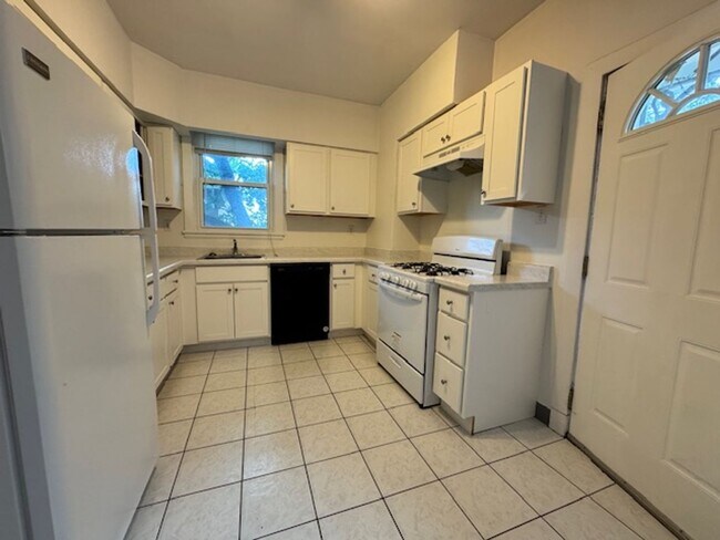 Foto del edificio - Available August 1, 2026; Lease ends July 27, 2027