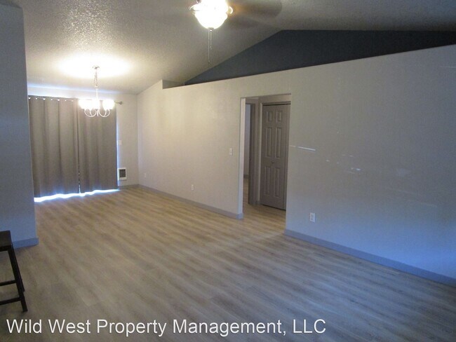 Foto del edificio - 3 br, 2 bath House - 675 NE Black Bear Street