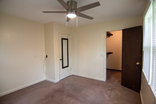 Building Photo - 2 Bedroom 2 Bath + Bonus Room