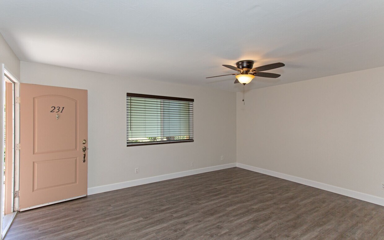 Foto principal - Downstairs 2 Bed Condo In Oceanside!