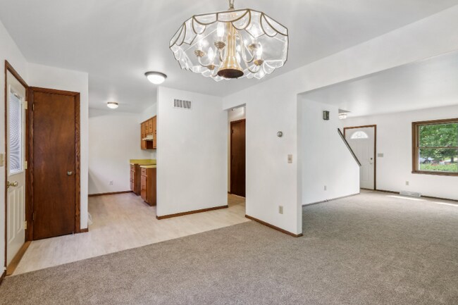 Building Photo - 2708-2710 Woodridge Ln