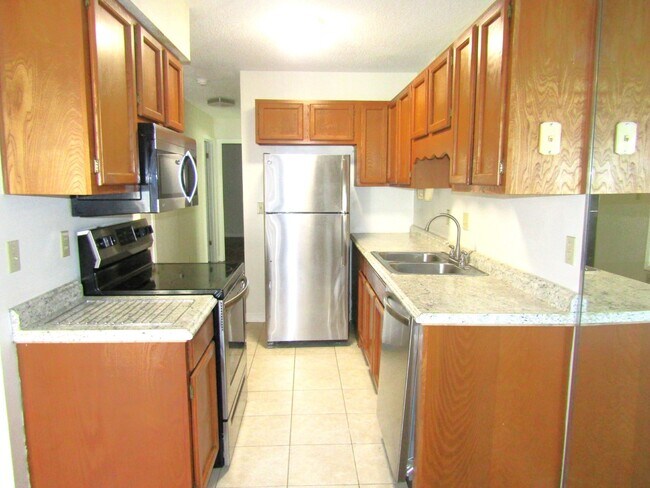 Foto del edificio - Spacious 2BR Apartment Near UWF! Water, Se...
