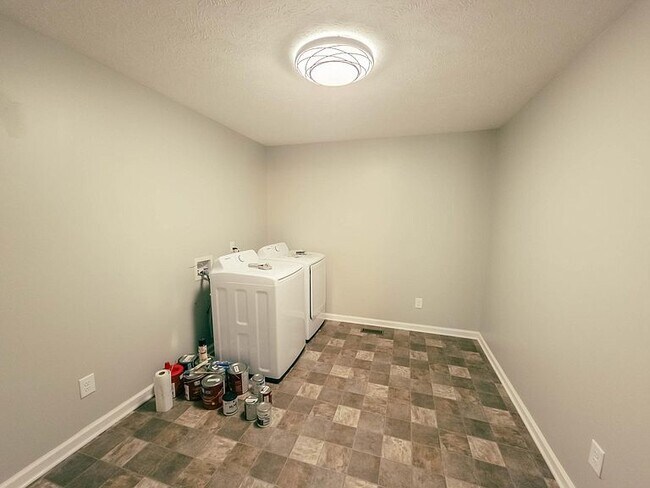 Building Photo - 200 Rowland Cir