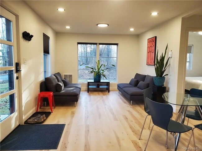 Foto del edificio - 44 Dellenbaugh Rd