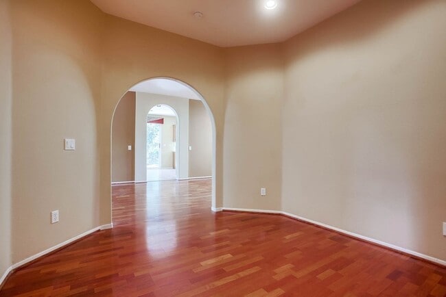 Foto del edificio - Available Now!! Spacious 4 Bedroom Plus a ...
