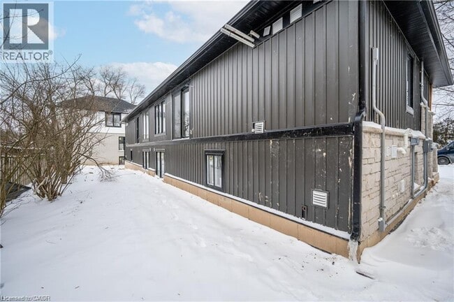 Building Photo - 18 Hincks St