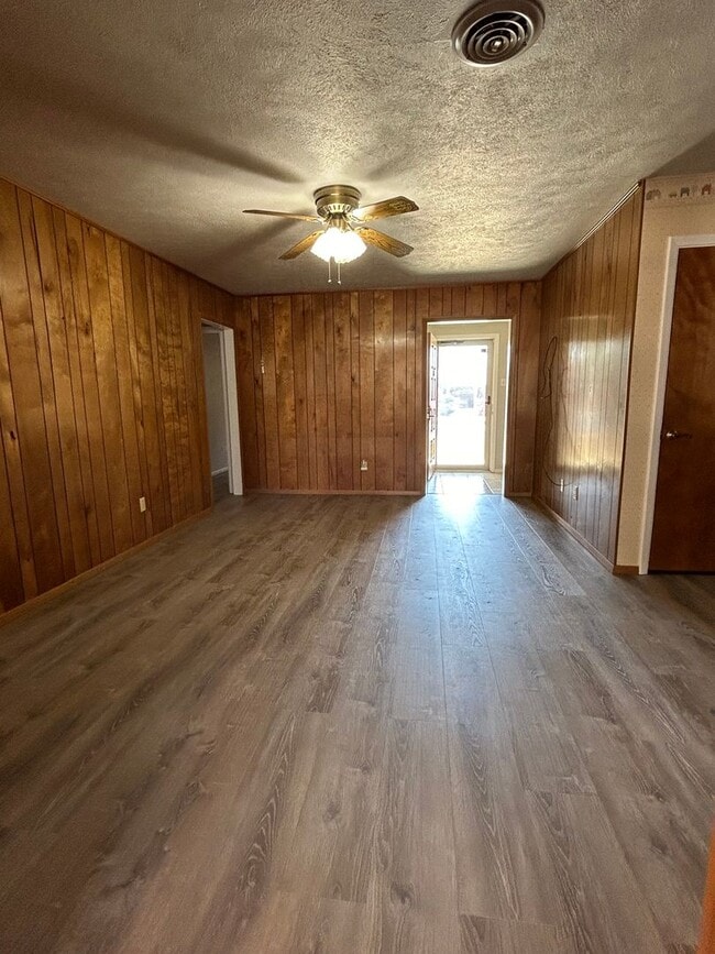 Building Photo - Need more space?  This house is for you!!!!!