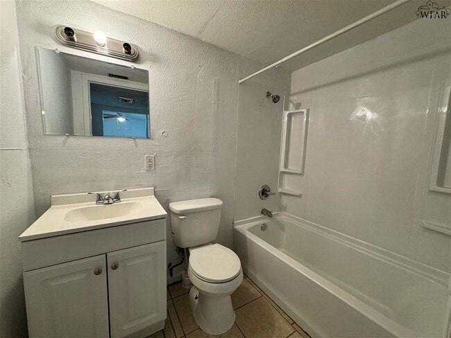 Building Photo - 613 Sunset Dr