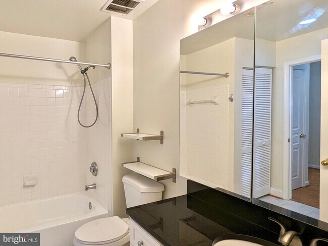 Foto del edificio - 5563 Seminary Rd