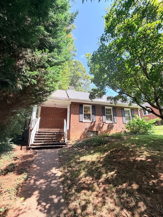 Building Photo - 14 Enka Pine St