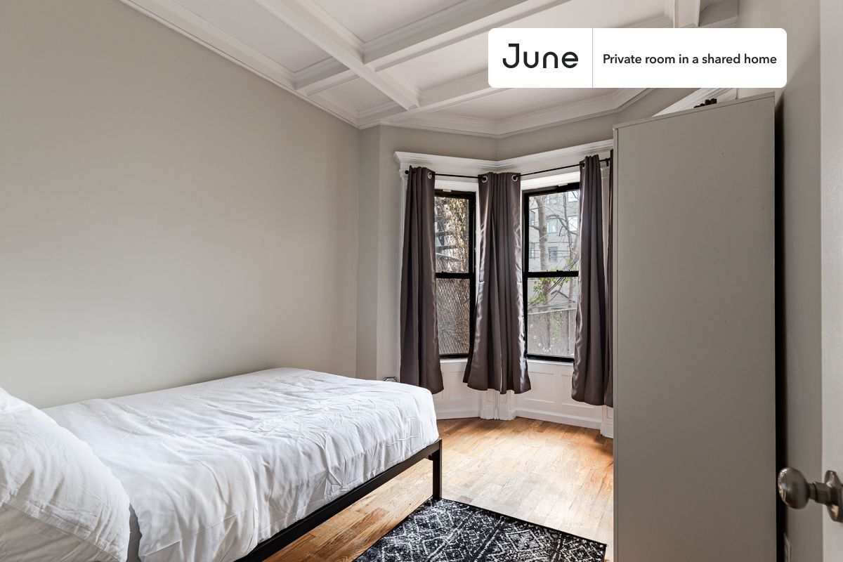 Foto principal - Room in Shared 3 bed/2 bath home