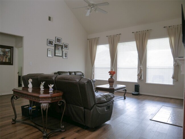 Foto del edificio - 17619 Emerald Garden Ln