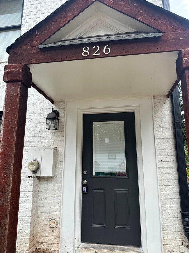 Foto del edificio - 826 Burns Walk Ct NW