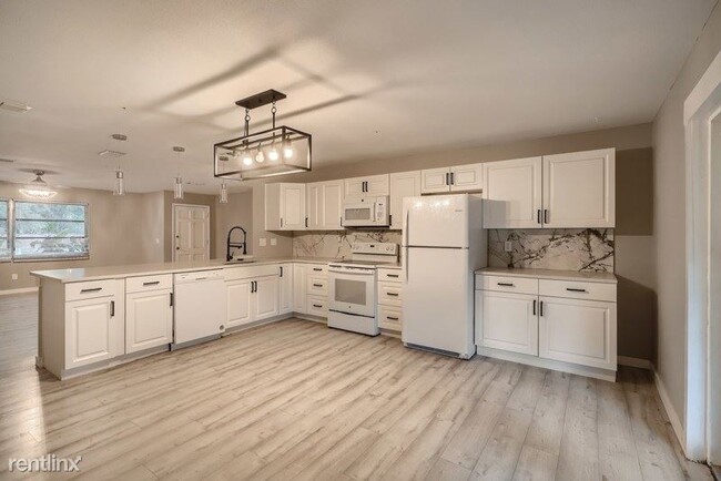Building Photo - 4 br, 2 bath House - 2058 Poinsetta Avenue...