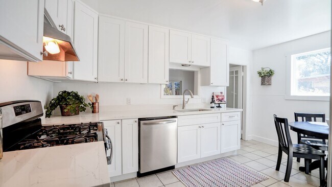 Building Photo - 2 Bedroom 1 Bath Remodeled House in Sonoma...