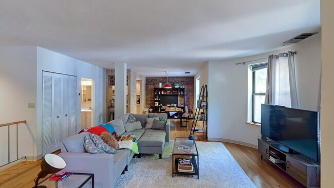 Building Photo - 84 Gainsborough St