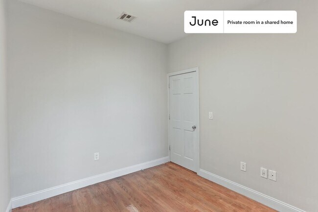 Foto del edificio - Private bedroom in 4 bed/1 bath Home