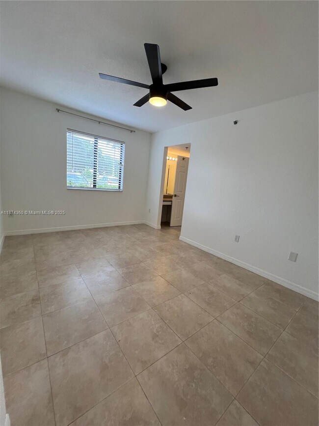 Foto del edificio - 9300 Fontainebleau Blvd