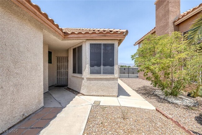 Building Photo - Welcome to your new home! This charming si...