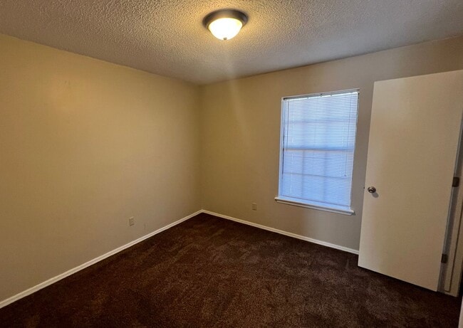 Building Photo - 2209 S Hartford Cove