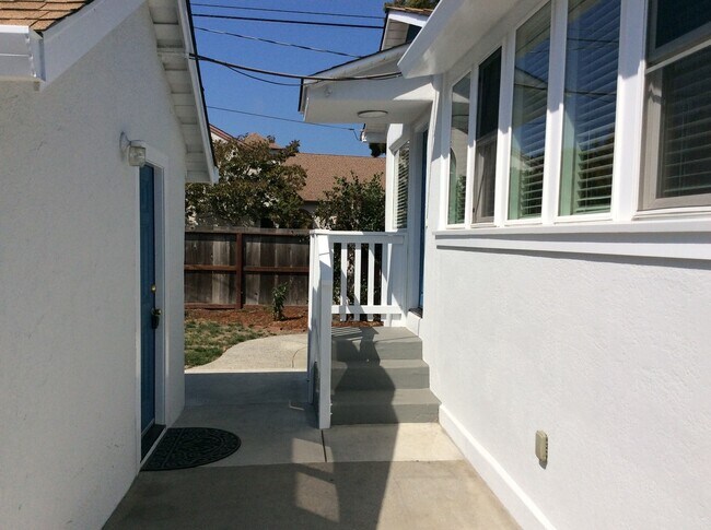 Building Photo - Charming Seabright Beach Cottage!