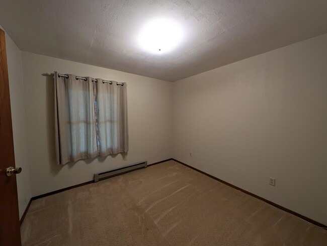 Building Photo - 2131 Hawthorne Dr
