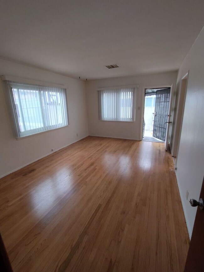 Foto del edificio - 619 S. Grevillea Ave.