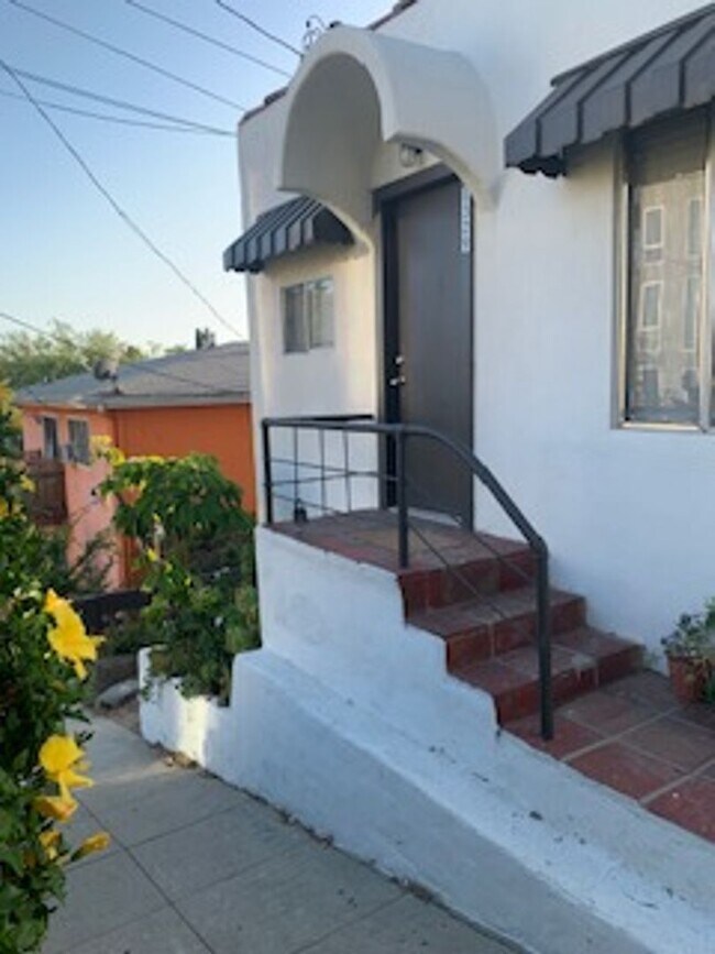 Foto del edificio - Newly Remodeled 2 Bedroom unit located on ...