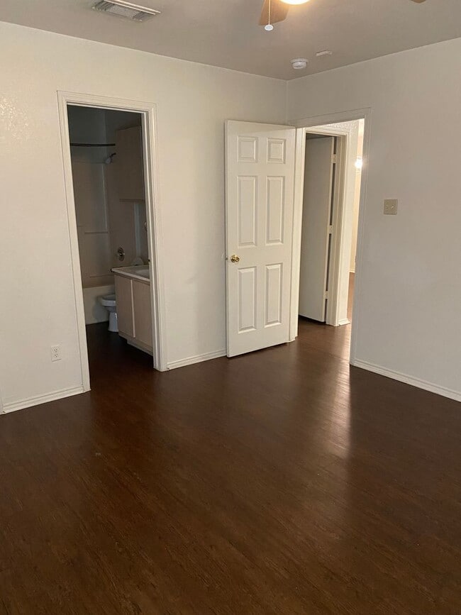 Building Photo - 5420 Creekridge A