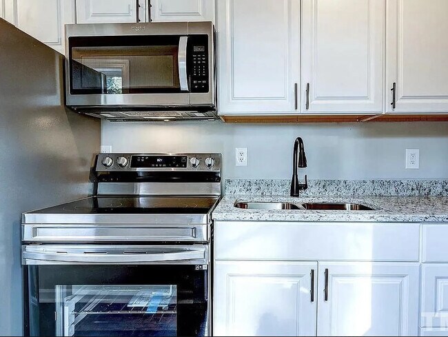 Foto del edificio - Room in House on Dupree St