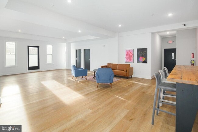 Building Photo - Modern One Bedroom in Port Richmond! MOVE ...