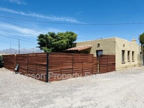 Building Photo - 2632 N Stone Ave