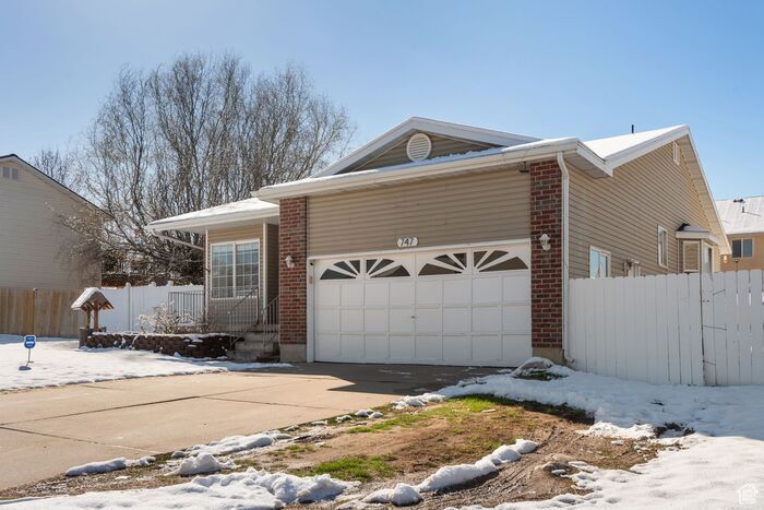 Primary Photo - Beautiful Rambler Style Home in Clinton