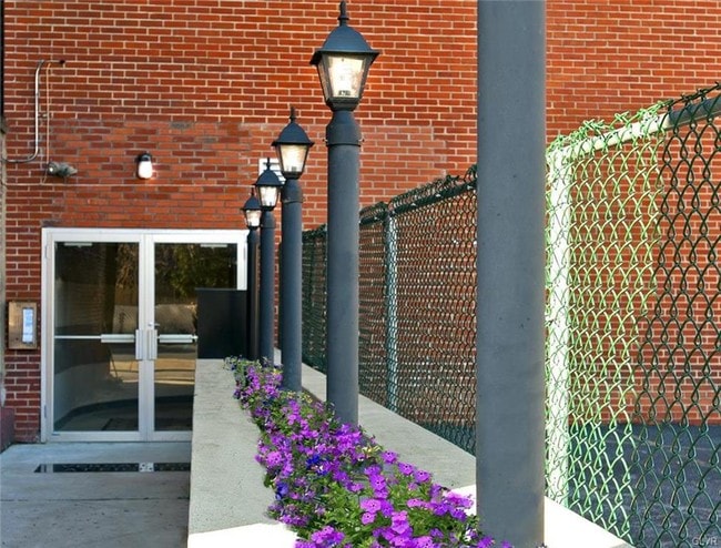 Foto del edificio - 128 N 8th St
