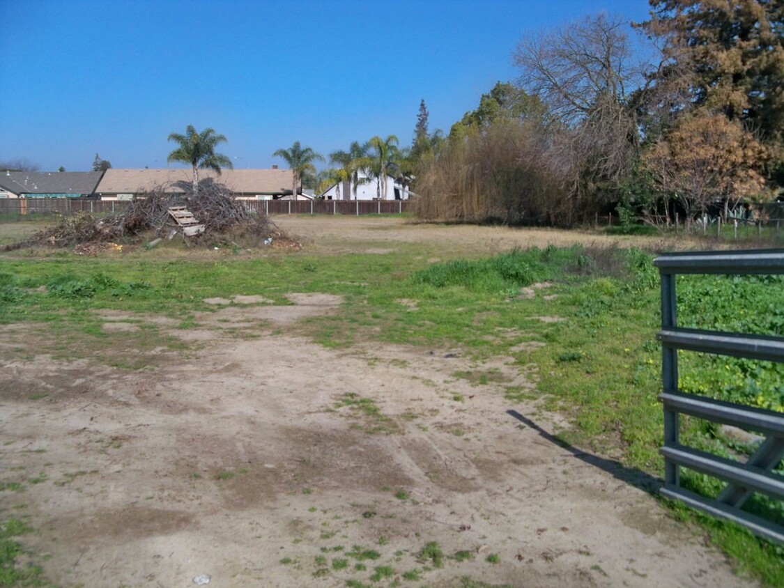 Building Photo - Ranchette With Horse Pasture