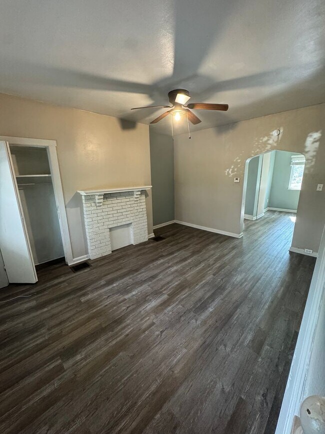 Building Photo - Charming 2 Bedroom 1 Bathroom in Carrick!