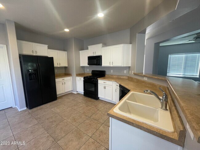 Foto del edificio - 2326 N Hudson Dr
