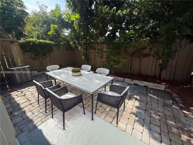 Foto del edificio - 2216 NW 59th Wy