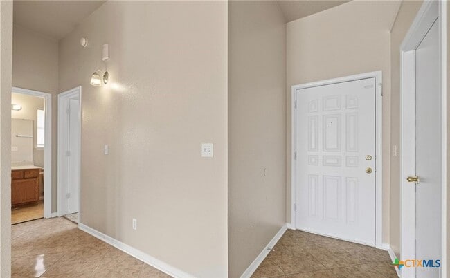 Building Photo - 2908 Southhill Dr