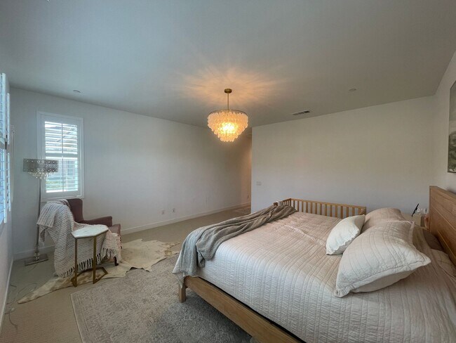Building Photo - Palmdale 4 Bedroom + 3 Bathroom