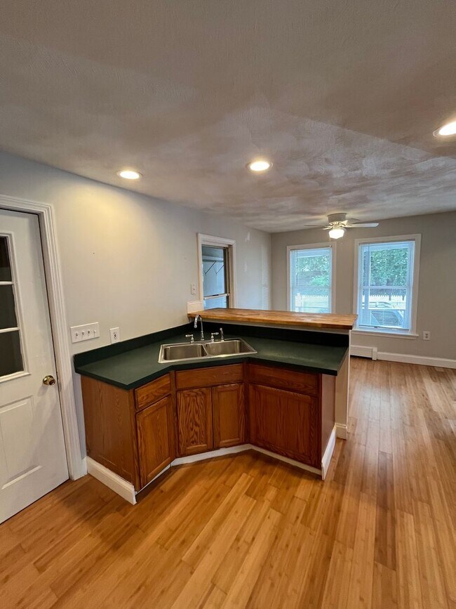 Building Photo - 4 Bedroom 2 Bath Single Family Home