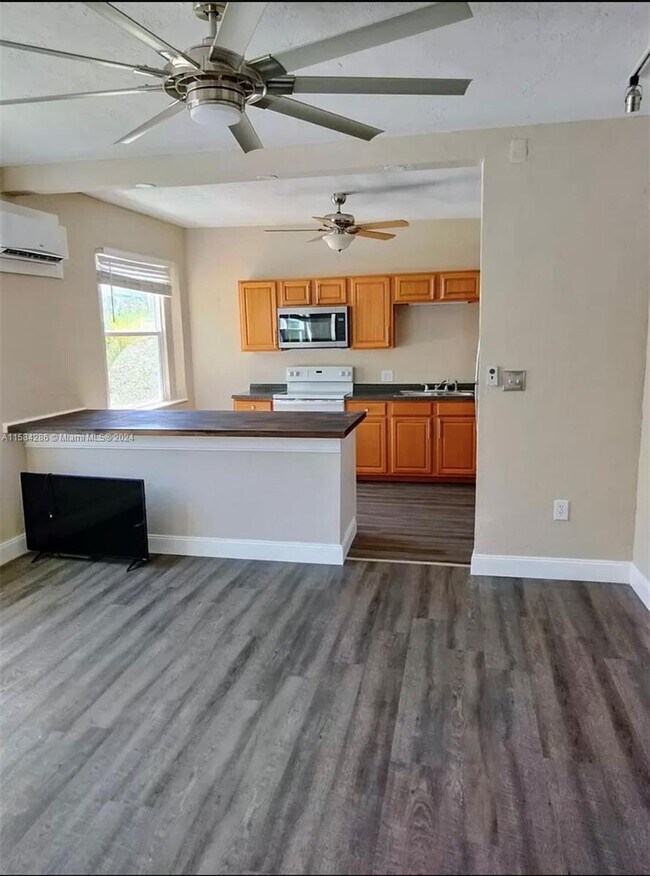 Building Photo - 512 Armada Rd S