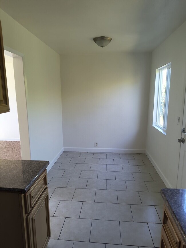 Comedor - 1457 W 219th St