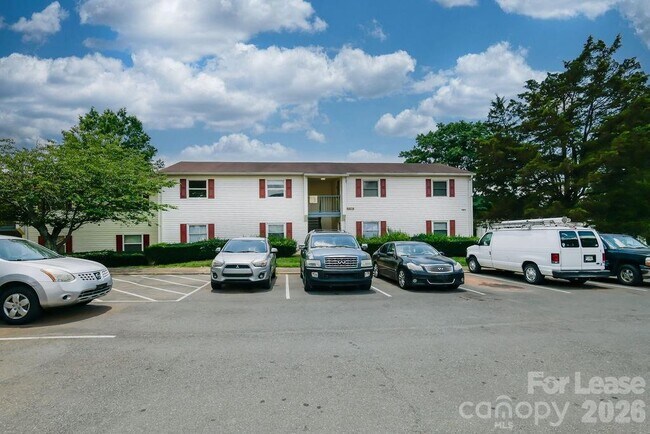 Foto del edificio - 7981 Shady Oak Trail