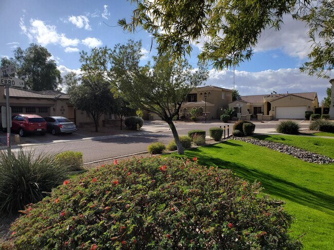 Foto del edificio - 6528 N 28th Glen