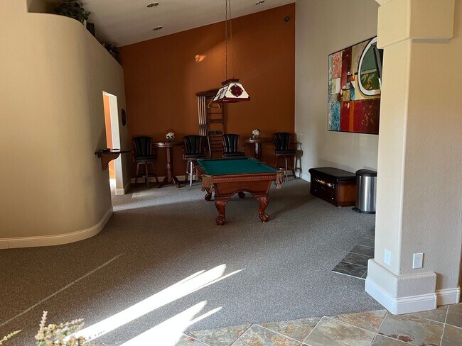 Foto del edificio - 3 Bedroom 2 Bathroom Condo in the Heart of Canyon Crest, Riverside!
