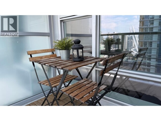 Building Photo - 131 Regiment Square