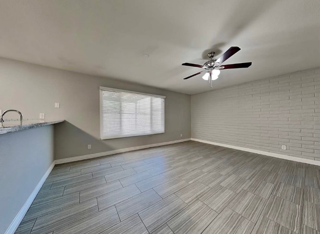 Building Photo - 1024 E Alameda Dr