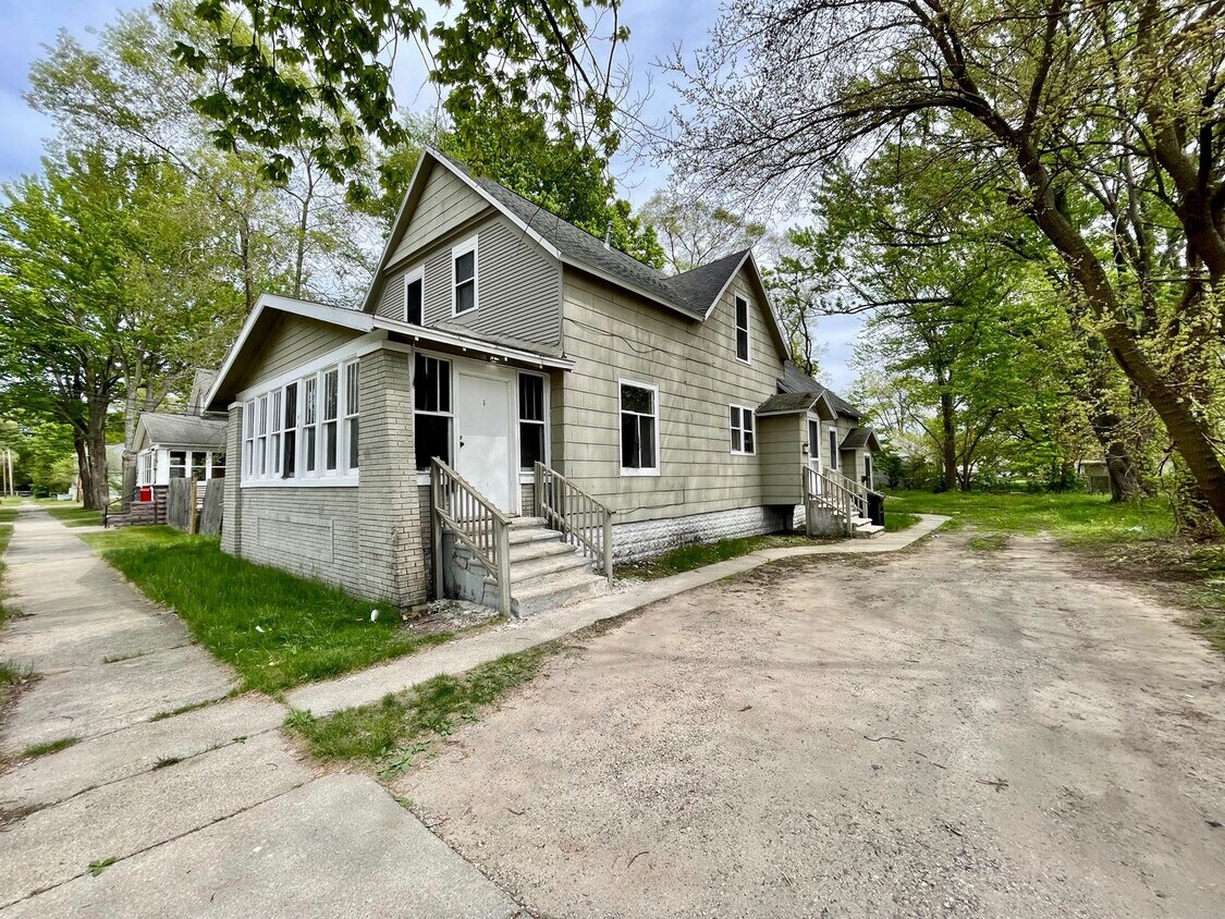 Primary Photo - White Ave 441